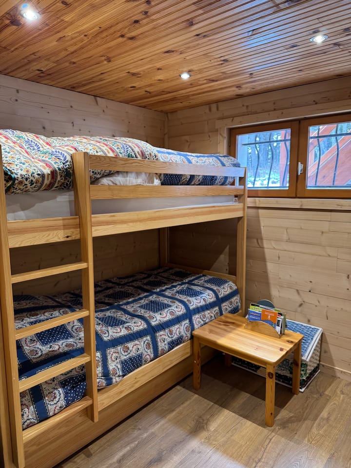 Chambre 2 
Lit superposé 90x190
Avec salle de bain et toilettes 