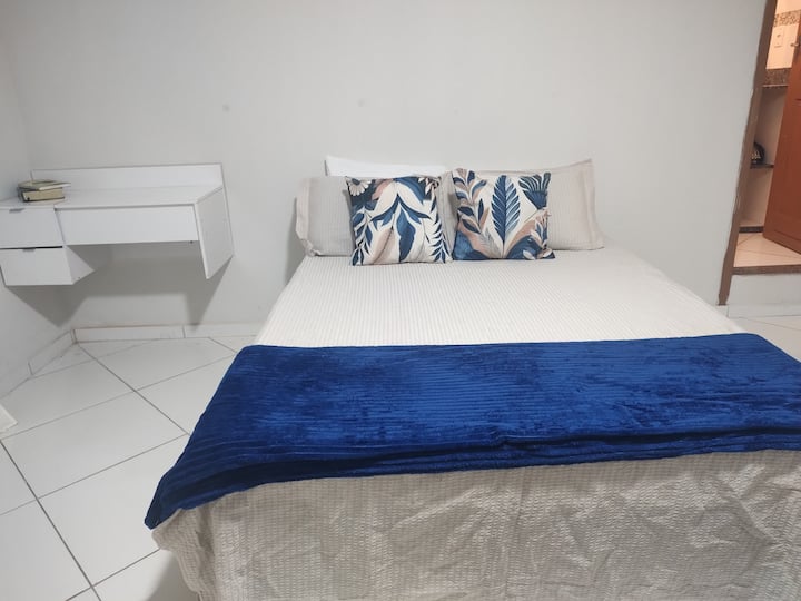 suitë e madhe dhe e ajrosur, hapësirë e rehatshme me krevat dopio, tavolinë veshjeje, ventilator pasqyre dhe tavani.