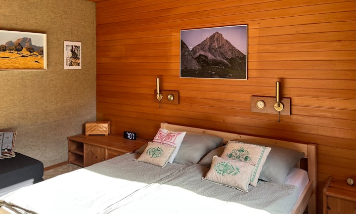 Aquí puedes ponerte cómodo en la nueva cama tamaño king hecha de madera de pino maciza. En este dormitorio hay mucho espacio de almacenamiento en grandes armarios y también un televisor más antiguo.