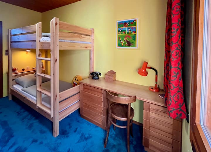 Esta habitación es particularmente adecuada para los más pequeños. La nueva litera de madera de pino maciza y la lámpara de estrella LED, que se puede controlar por control remoto, serán particularmente populares entre sus hijos.