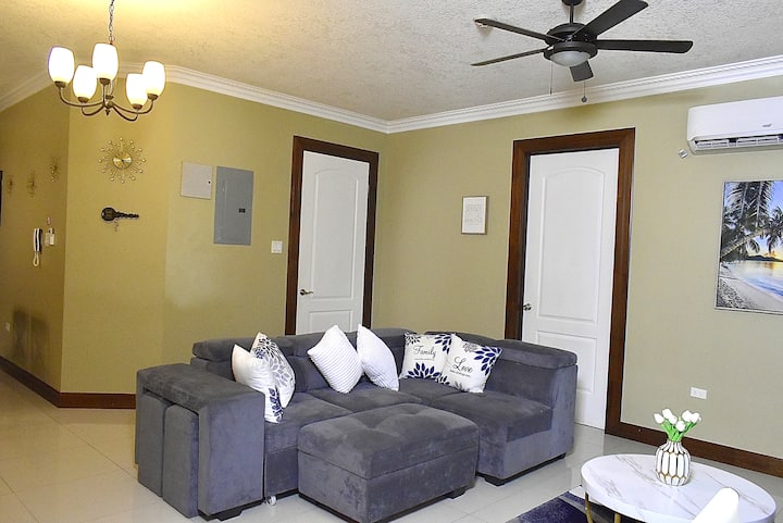 Cozy-chic Getaway | 5 Mins To Devon House - Kingston, Jamaica