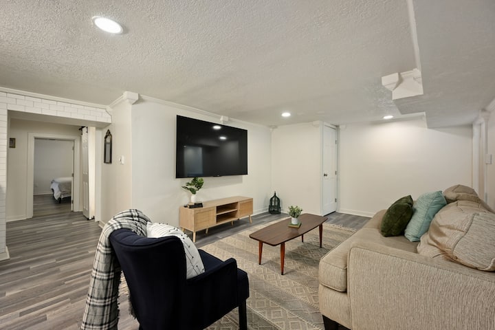 Sleep 4! Pets Welcome 2 King Beds Spacious Walkout - Belton, MO