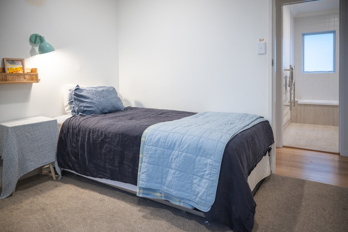 Cama individual tamaño king, con espacio para cama nido individual si es necesario.