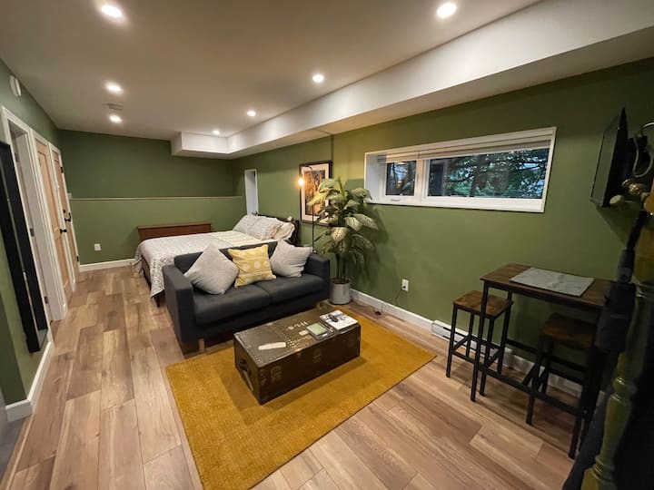 Quiet Studio Retreat, Walk To Skytrain - Burnaby