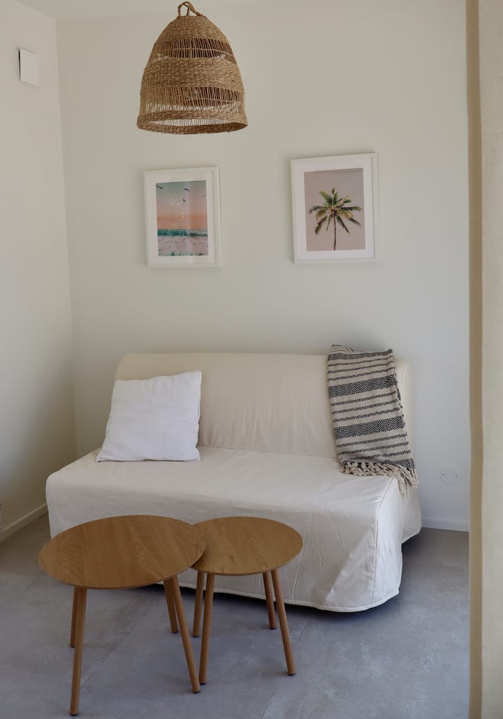 Rozkladacia pohovka v domčeku pre hostí 140 x 190 