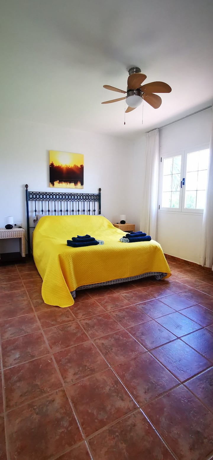 Chumba cha kulala chenye nafasi kubwa, karibu na bustani. 