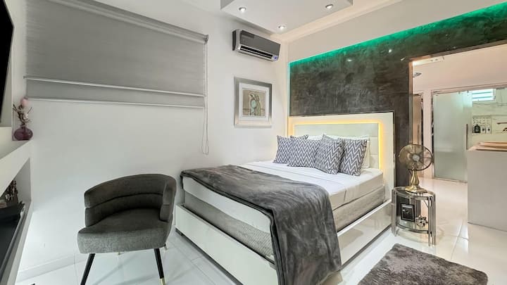 Habitación principal privada con baño de lujo en suite.
Con aire acondicionado, Direct TV y HBO