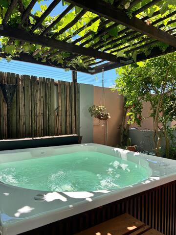 Oasis in the middle of Woodstock gallery image 2