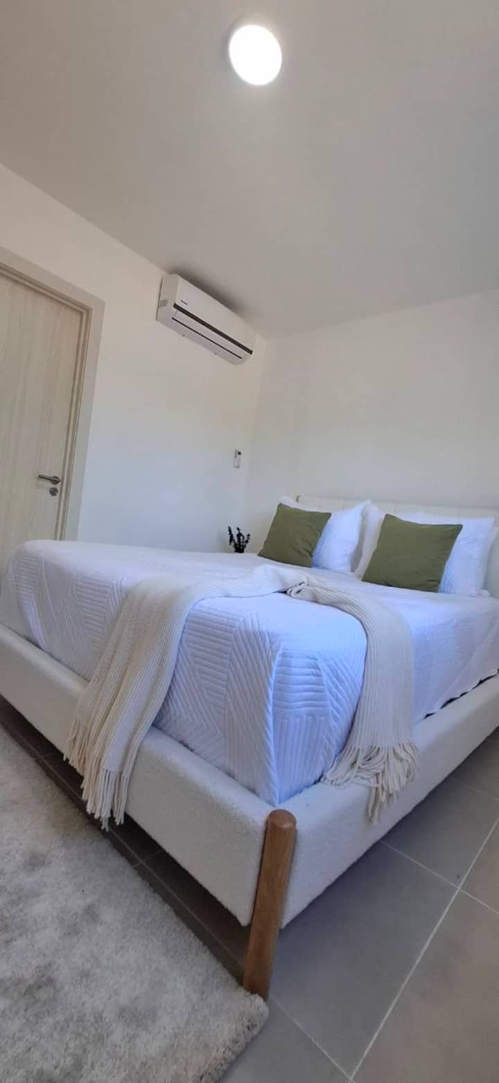 Главна соба, брачен кревет.