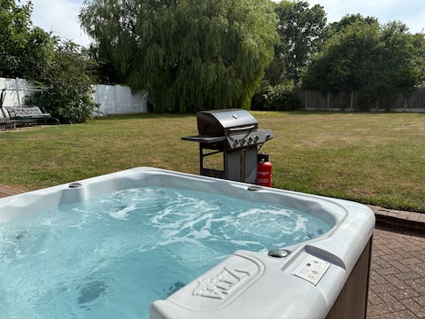 Quince Cottage, hot tub, parking for 4 cars.