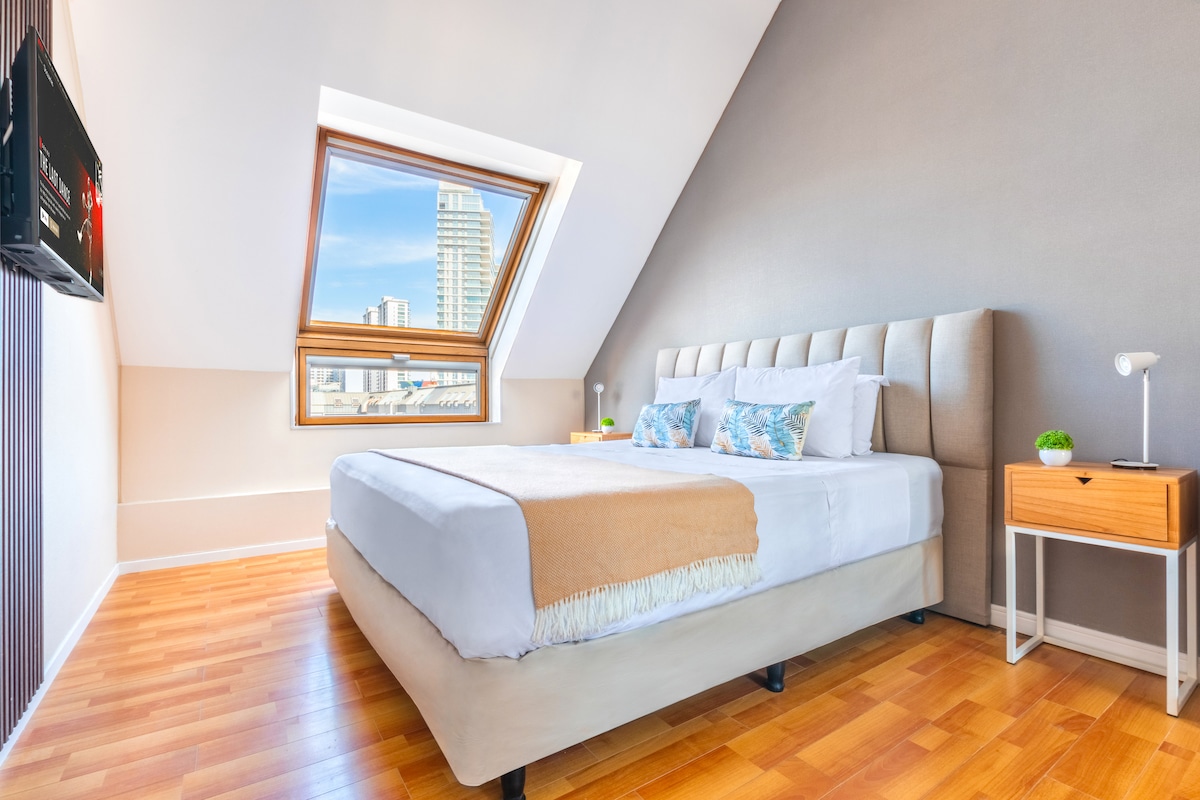 Მთავარი საძინებელი ზედა სართულზე. Ძალიან კომფორტული საწოლი, გასაოცარი ტელევიზორი და ბევრი მზის სხივი. Ჩვენ გვაქვს უშუქო ფარდები, ასე რომ შეგიძლიათ გაიღვიძოთ, როგორც გვიან, როგორც გსურთ 