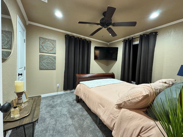 Krevat dopio "queen" dhe hapësirë e bollshme në dollap dhe raft bagazhesh.
Shijo televizorin inteligjent 50 inç ndërsa çlodhesh në krevat 