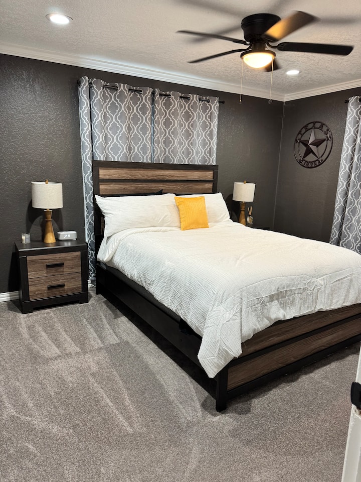 Dhomë gjumi e madhe kryesore me një dollap të bollshëm, hapësirë të varur dhe raft valixhesh. Dhoma ka një komodinë, pasqyrë me gjatësi të plotë dhe një televizor inteligjent 