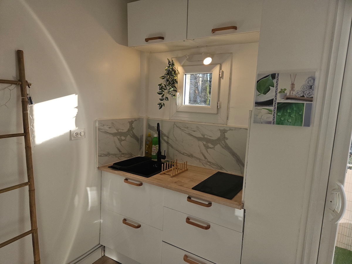 Annonce Airbnb populaire: Modern, quiet, air-conditioned studio à Gréoux Les Bains