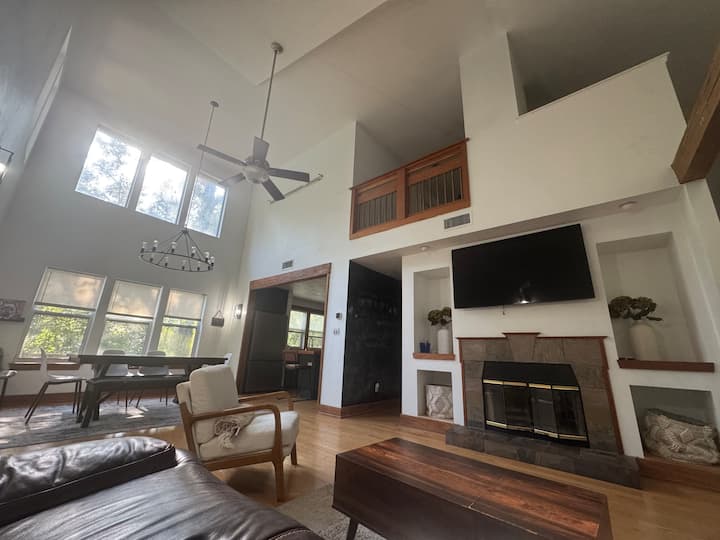 Ambient ndenjjeje i ndritshëm dhe i gjerë me tavane të lartë, dritare të larta dhe shumë dritë natyrale. Ka një oxhak të rehatshëm me televizor të montuar, ndenjëse të rehatshme dhe një tavolinë të madhe ngrënieje nën një llambadar modern, të përsosur për t 'u çlodhur ose për t' u mbledhur.