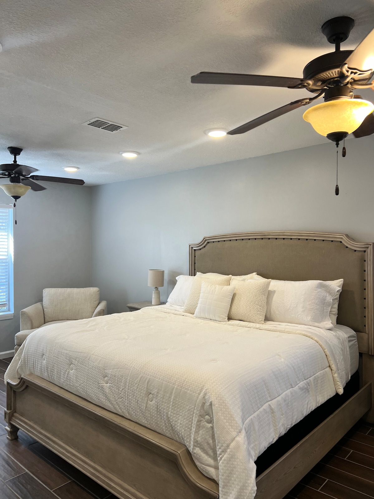 Cama king con mochila en el armario