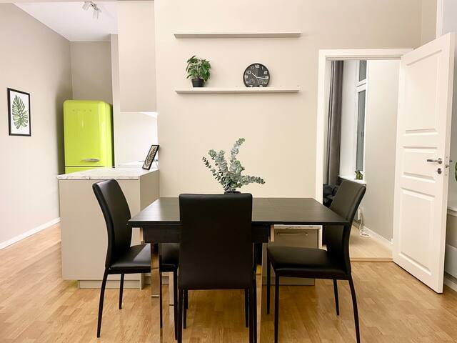 4 bed riverside apt gallery image 2