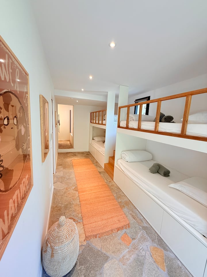 مسكن 4 أسرّة مفردة مع حمام (حوض استحمام) 


تم توفير البياضات (الملاءات + المناشف) 