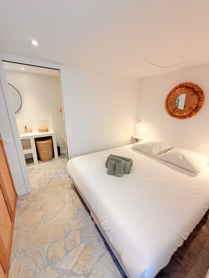 غرفة نوم في المبنى الخارجي مع حمام 2 + مرحاض مشترك مع غرفة نوم 2 للأطفال

سرير بحجم كبير 

تم توفير البياضات (الملاءات + المناشف) 