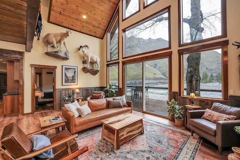 Riverside retreat at Rita Rapids Lodge