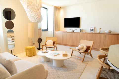 A Luxurious 2-BR/2BA - Vieux Port