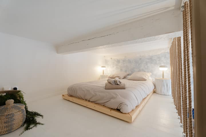 140 სმ-იანი ორადგილიანი საწოლი ანტრესოლზე. Ყურადღება! სხივის ქვეშ სიმაღლე 105 სმ-ია, ხოლო ჭერის ქვეშ - 127 სმ.  Მაგრამ როცა დაწვებით, იგრძნობთ, რომ კოკუნში ხართ...