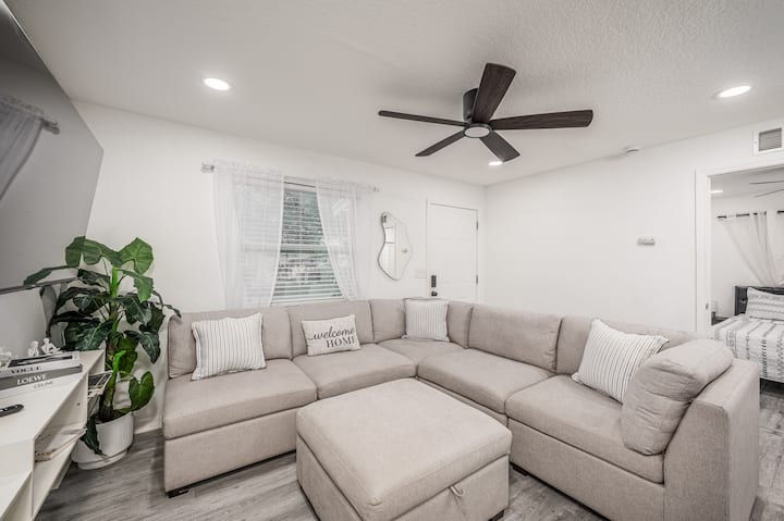 Jacuzzi And Golf Home/ 8 Min To The Beach! - Saint Petersburg, FL