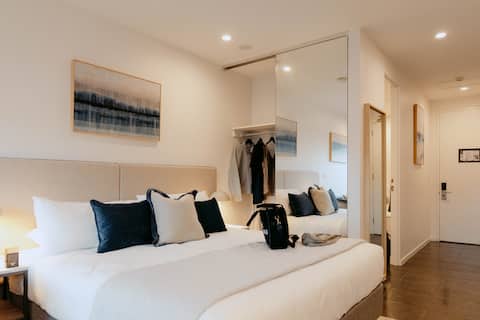 Adjoining 2 Bedroom 2 Bathroom Apartment & Balcony