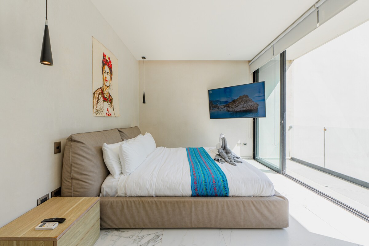 Acogedora suite principal con cama tamaño king