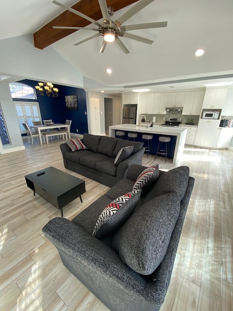 Spacious & Charming Retreat in North Laredo
