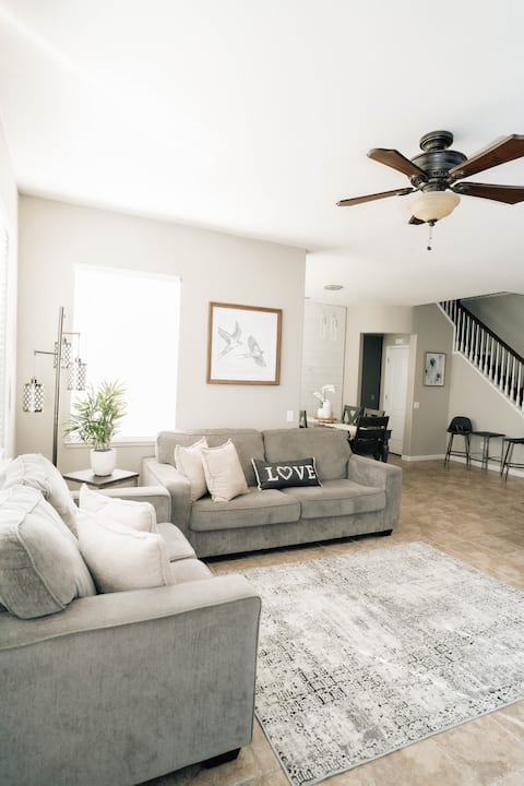 The Ivory House - Spacious Modern Home