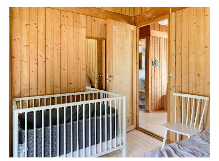 Il est possible d'installer un lit pour bébé dans cette pièce.