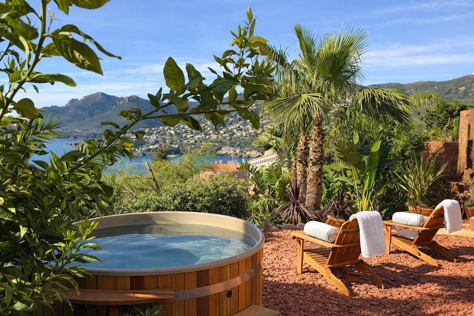 Villa SOMA above the bay at Théoule, Théoule-sur-Mer, Provence-Alpes-Côte d'Azur, France, photo 6 of 10