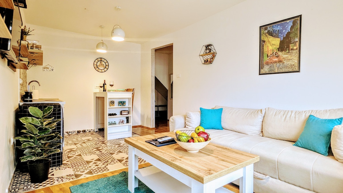 غرفة المعيشة واسعة ومشرقة كما ترى في الصورة. وهي مجهزة بأريكة كريمية مريحة ولوحات وتفاصيل ريفية تفتح المسكن وسجادة ناعمة وطاولة قهوة وتلفزيون بلازما بالإضافة إلى آلة مخفية بأناقة.