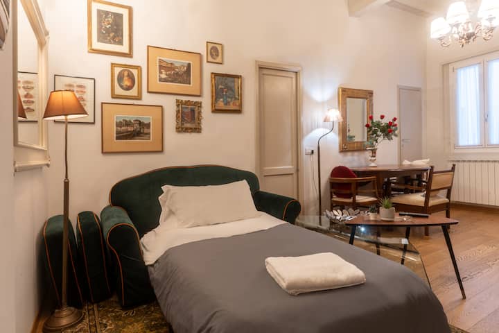 Vintage Top-floor Retreat In Central Florence - Florence