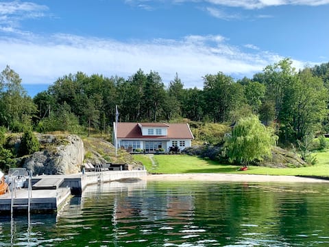 Summer paradise with private beach & jetty!