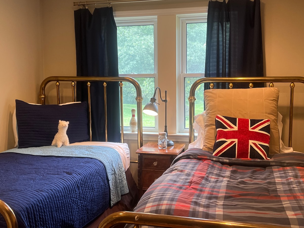 Las camas individuales de latón a juego componen este dormitorio más pequeño en el nivel principal 