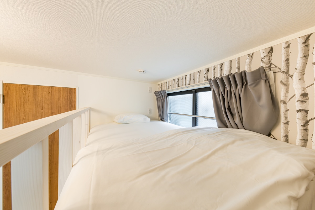 2段ベッドの上段はセミダブルベッド（120cm×200cm）