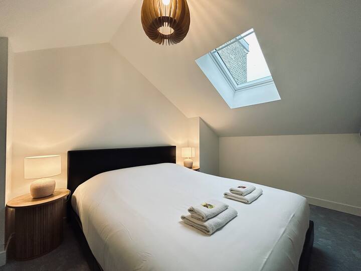 Ovo je soba u smještaju. Gosti se mogu odmoriti u našem udobnom krevetu.