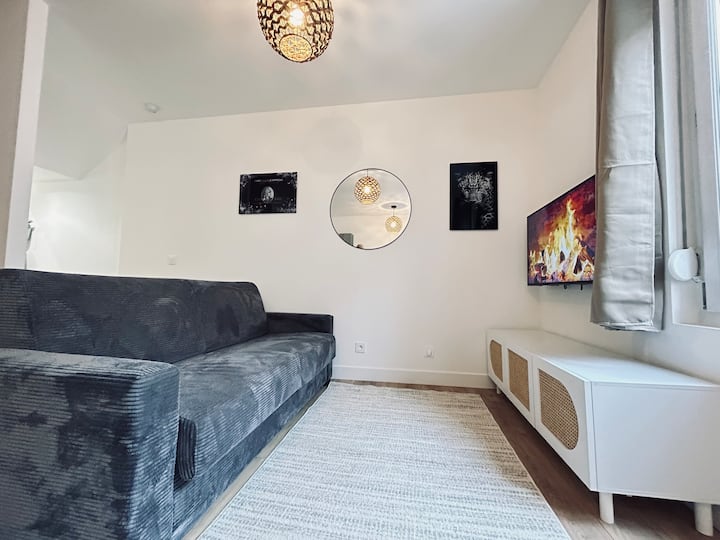 Ovo je dnevni boravak u smještaju. Možete se opustiti na kauču dok gledate TV.