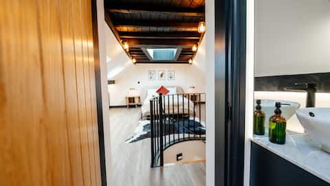 Penthouse in heart of Knutsford with Parking