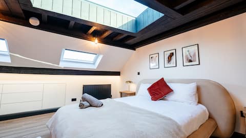 Spacious Central Knutsford Penthouse with Parking