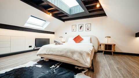Spacious Penthouse, Central Knutsford Parking