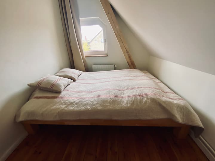 Kleines Schlafzimmer 5 auf der ersten Etage mit Arbeitsplatz und Zugang zum Wohnzimmer (siehe Schlafzimmer 6)
Bettgröße 140x200 cm.