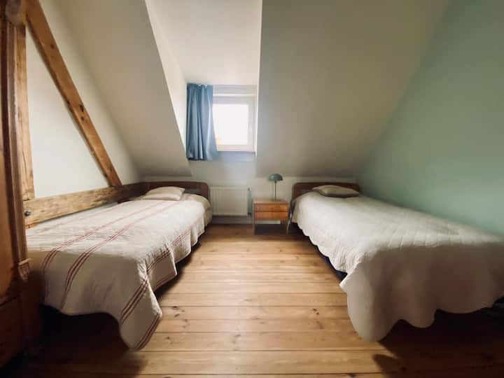 Schlafzimmer 4 auf der ersten Etage mit Kleiderschrank und Kommode. 
2 Einzelbetten à 90x200 cm