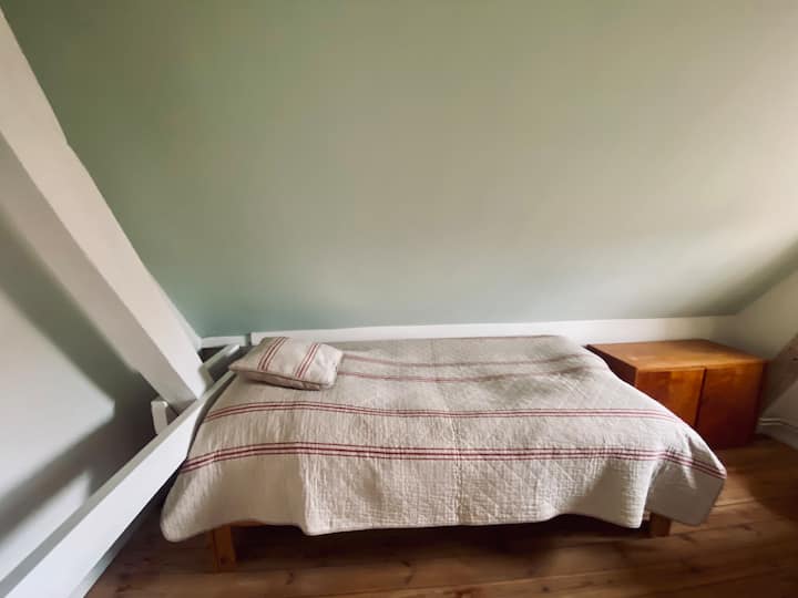 Kleines Schlafzimmer 7 auf der ersten Etage mit Arbeitsplatz und Zugang zum Wohnzimmer (siehe Schlafzimmer 6). Es handelt sich um eine Einzelbett (90x200), das jedoch zu zwei Schlafmöglichkeiten ausziehbar ist (180x200 cm)