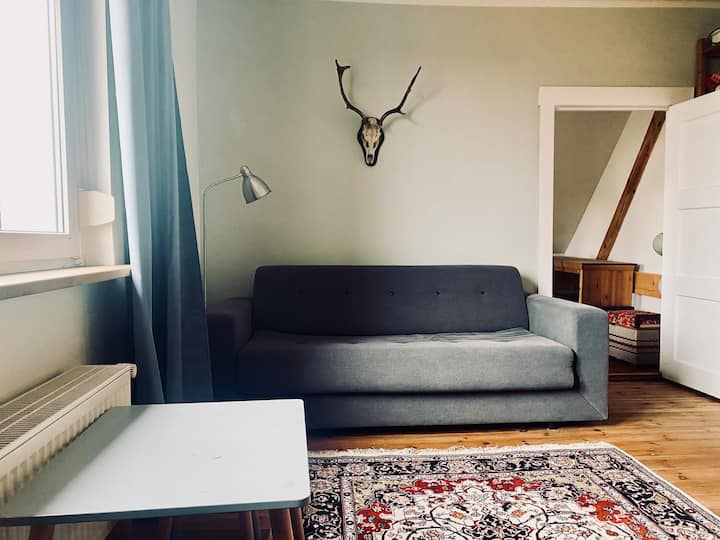 Schlafzimmer 6 mit hochwertigem Schlafsofa (140 x 200cm) und einer Spielecke mit Büchern, Brettspielen, Lego.
