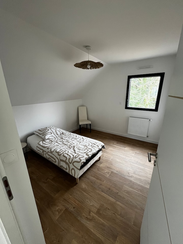 Habitación con una cama individual y una cómoda 