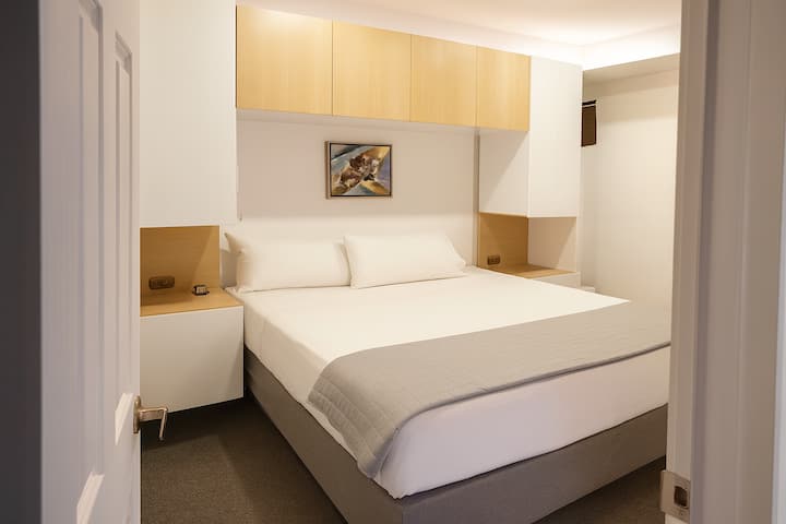 Esta habitación cuenta con una cómoda cama King, ofrece la opción de compartirla con dos adultos y un menor, un espacio acogedor y funcional para toda la familia.
¡Ideal para sentirse como en casa!