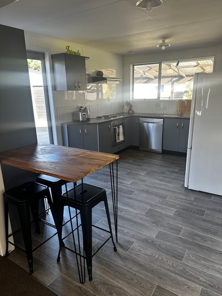 Perfect Palmy Place ! 3 Bedroom Home - Palmerston North